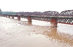 khatre ke nishan se upar pahunchi yamuna