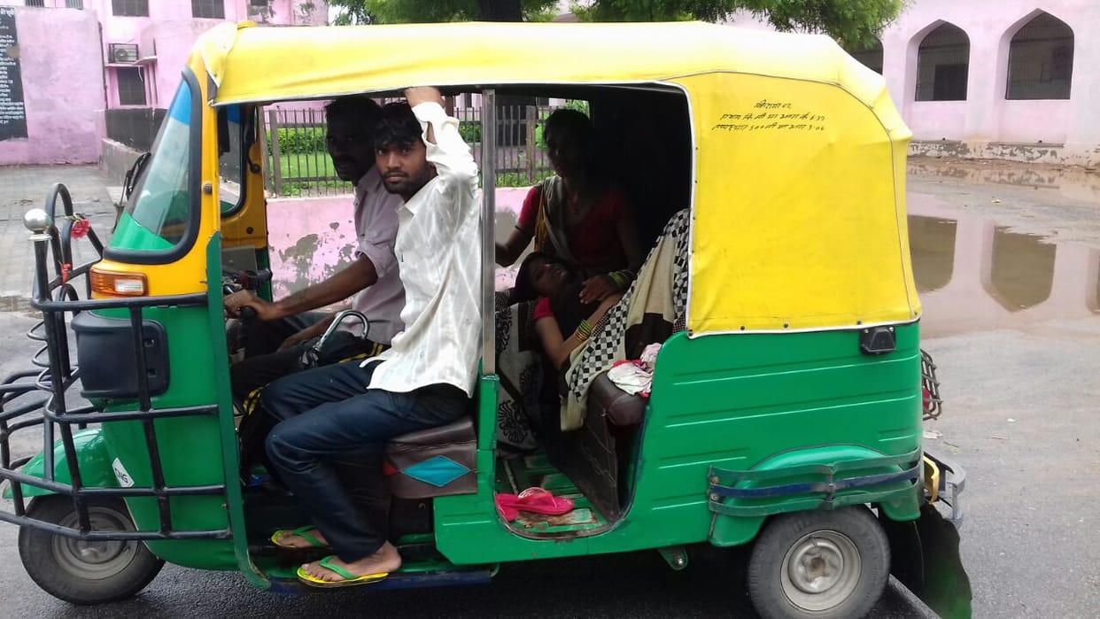 pregnant woman faced troubles for admitted in lady lyall hospital agra