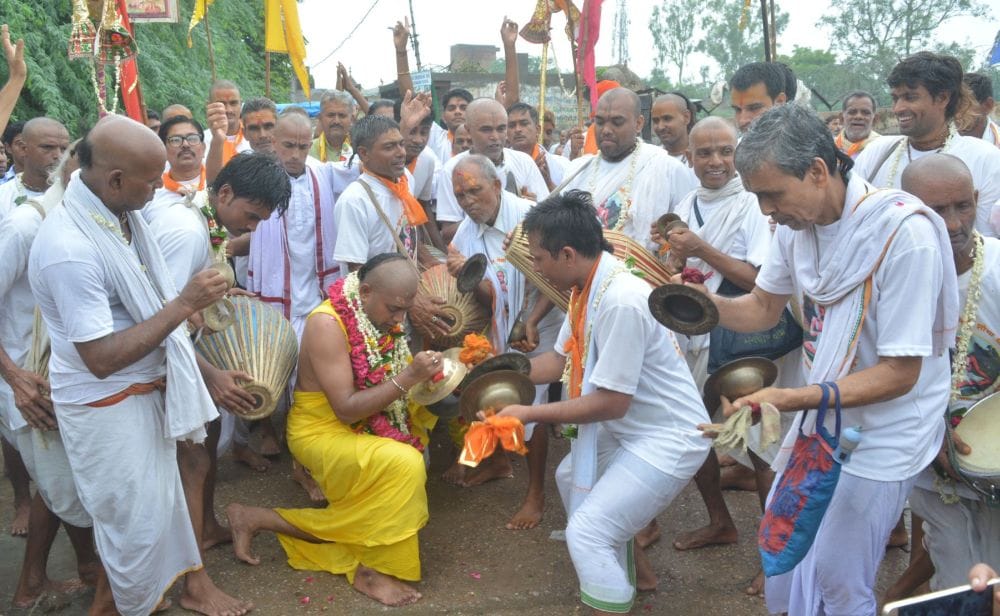 वाद्य यंत्रों की धुन पर निकाली मुड़िया शोभायात्रा