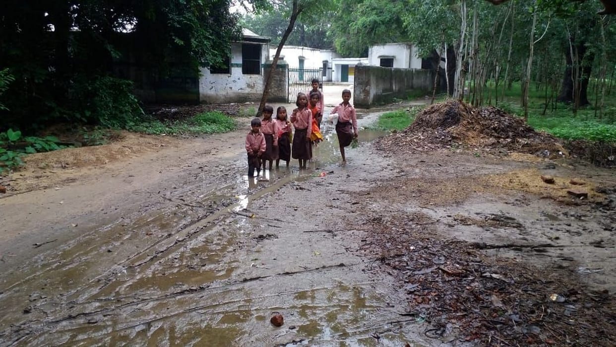 कीचड़ व गदंगी से होकर विद्यालय जाने को मजबूर हैं छात्र