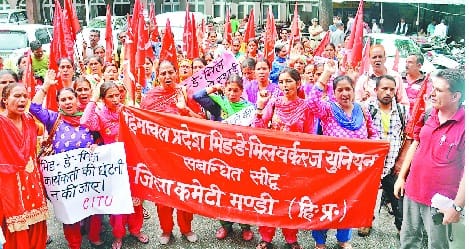मांगों को लेकर मिड-डे मील वर्करों ने की हड़ताल