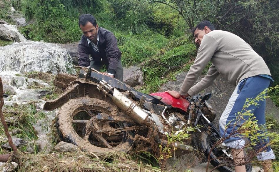 सिरमौर में सड़कें बंद; फसलें तबाह, जमीन बही 
