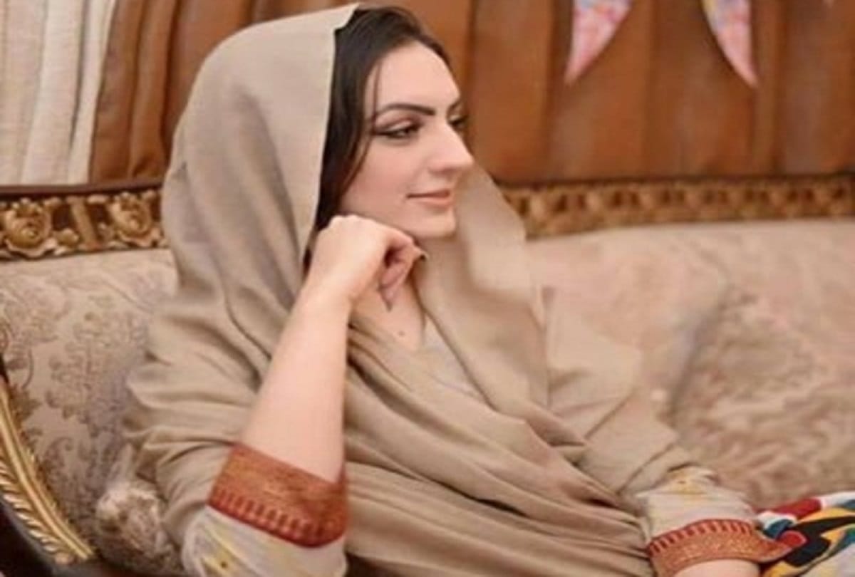  Imran khan wife congratulates the country on PTI victory