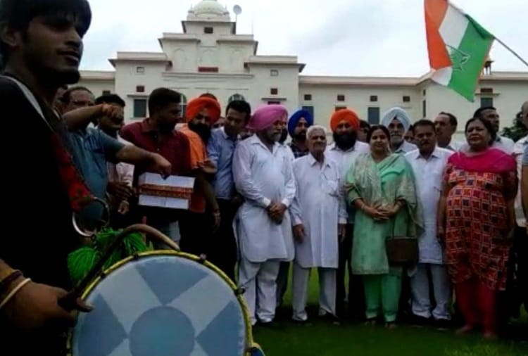 Drum playing at the moti mahal at the pleasure of the acquittal of Captain