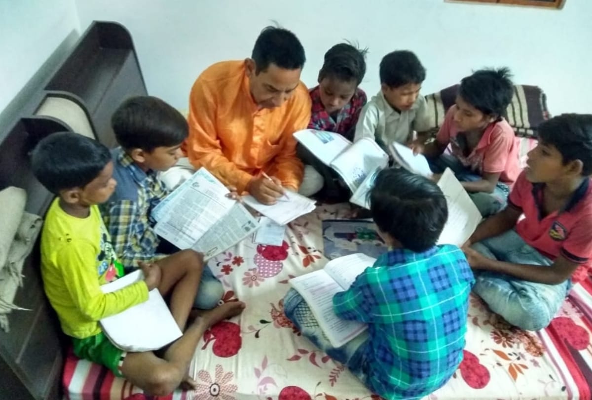 dr. harinarayan of lucknow taught children of slum in summer vacation