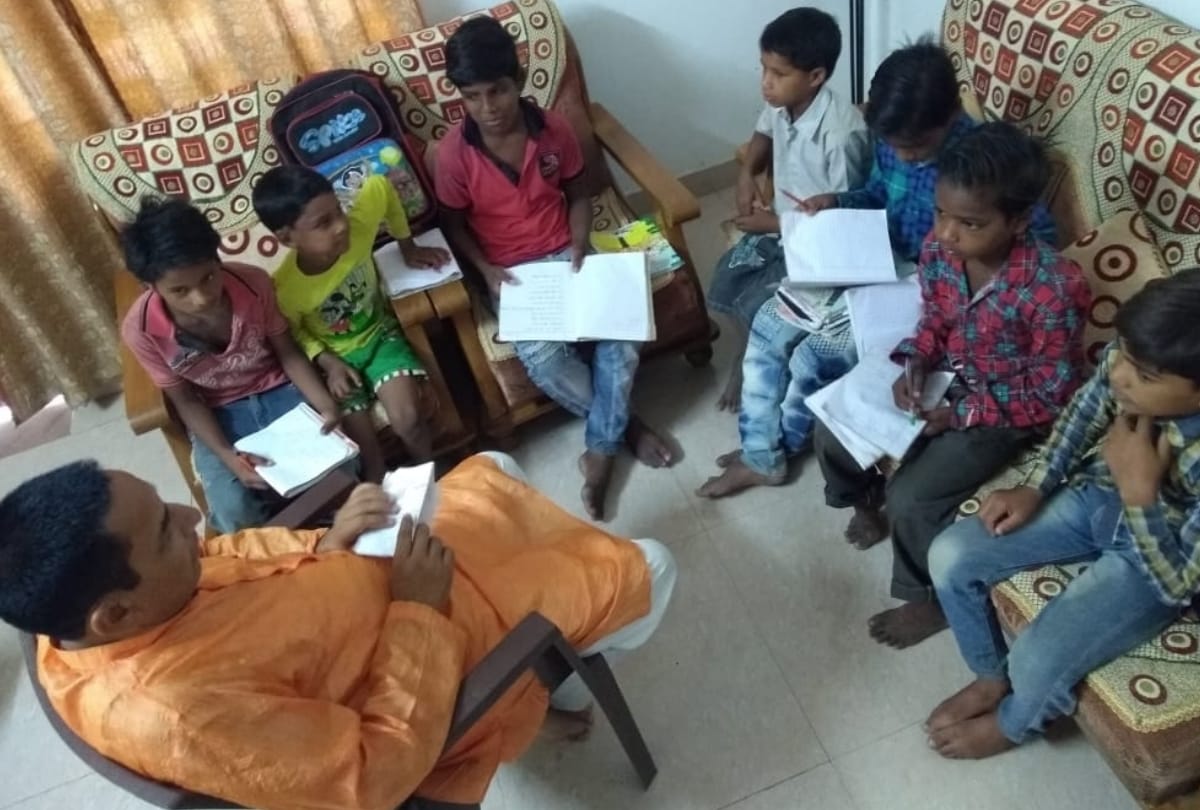 dr. harinarayan of lucknow taught children of slum in summer vacation