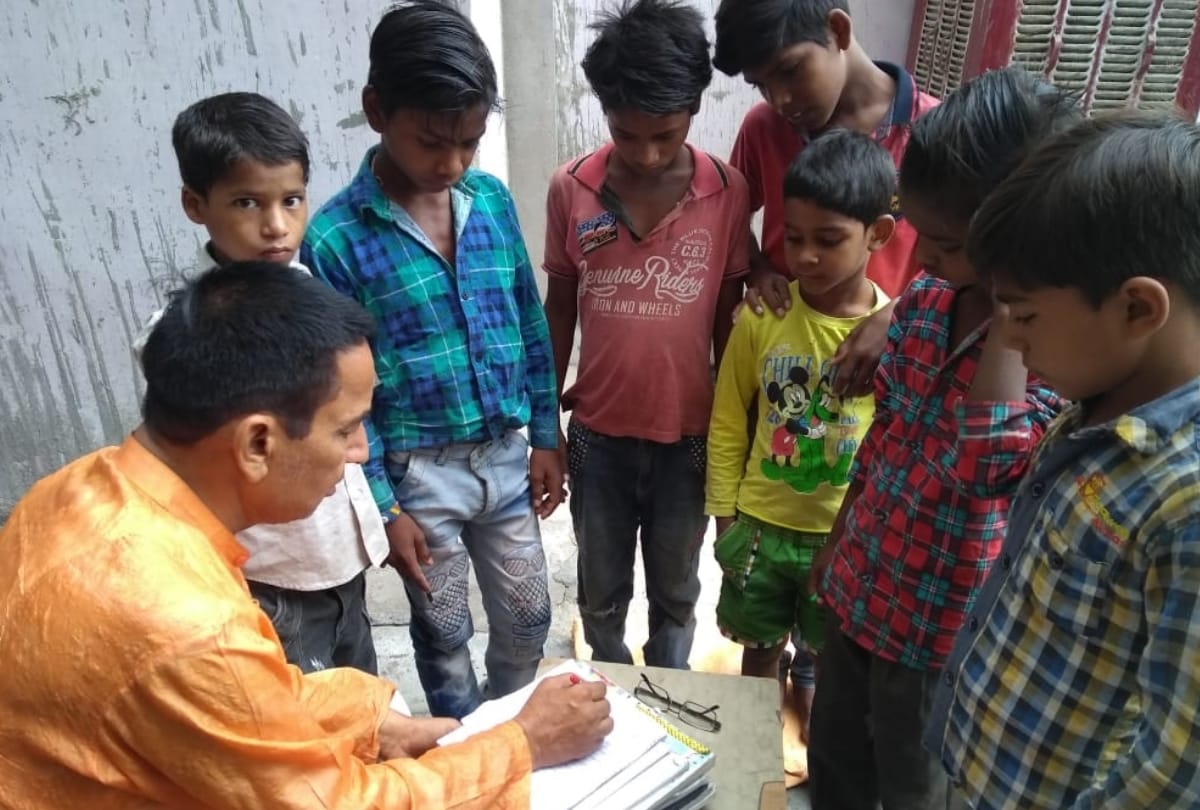dr. harinarayan of lucknow taught children of slum in summer vacation