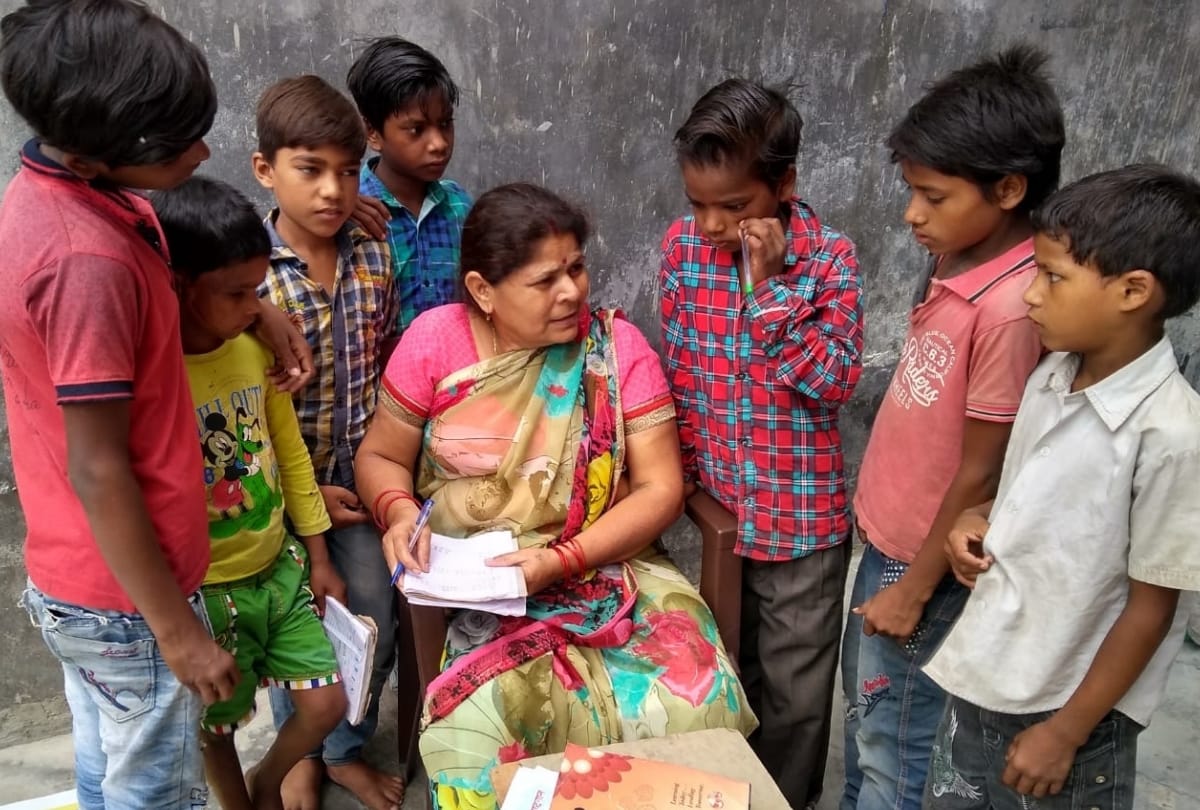 dr. harinarayan of lucknow taught children of slum in summer vacation