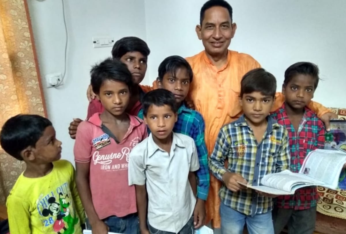 dr. harinarayan of lucknow taught children of slum in summer vacation