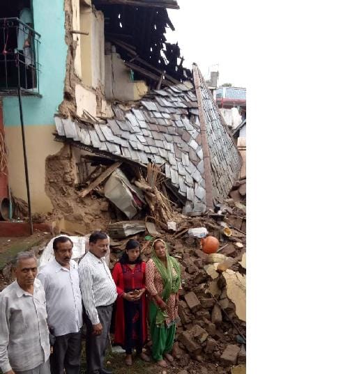 ठनकरी में बारिश से रिहायशी मकान जमींदोज