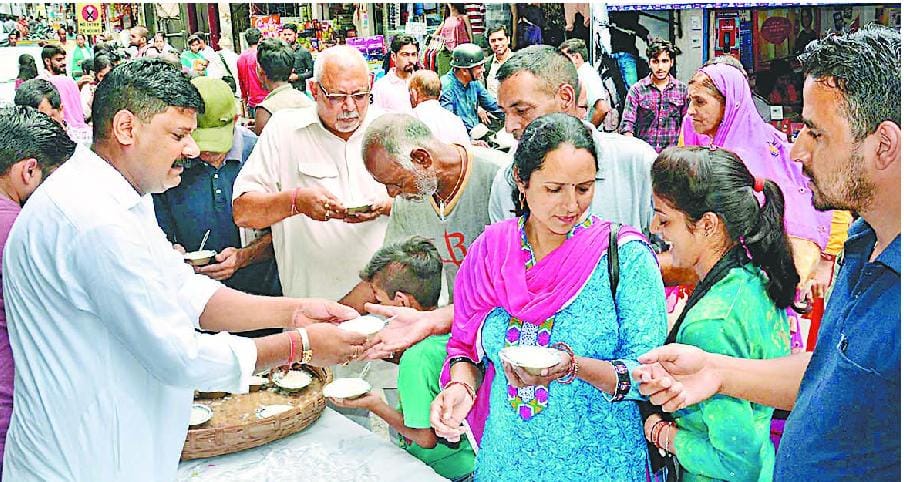 गुरु पूर्णिमा पर गुरुओं को दिया सम्मान