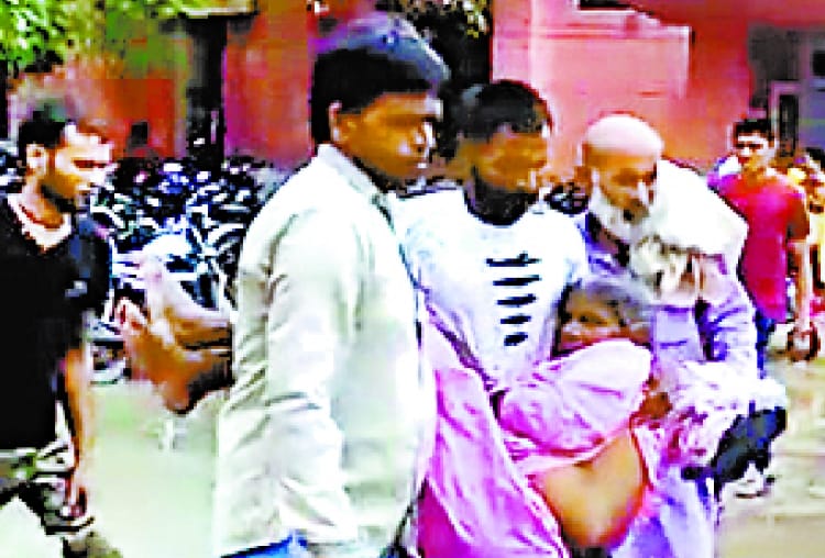 man did not get stretcher for grand mother in district hospital of gonda