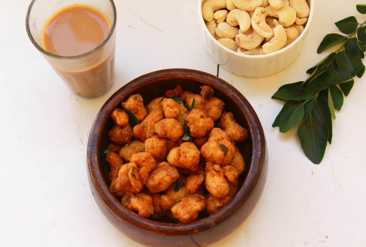 easy recipe to make moong dal pakoda in rainy season