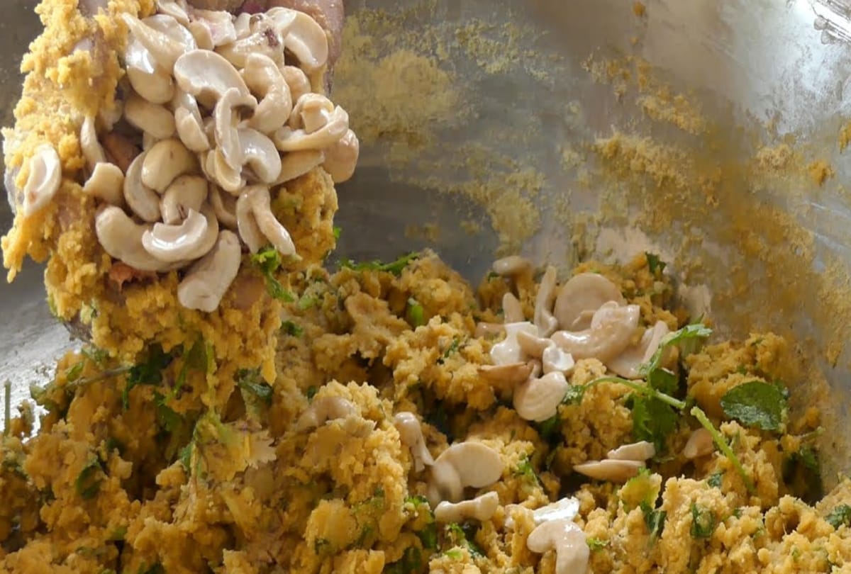 crispy delicious cashew pakoda recipe in hindi