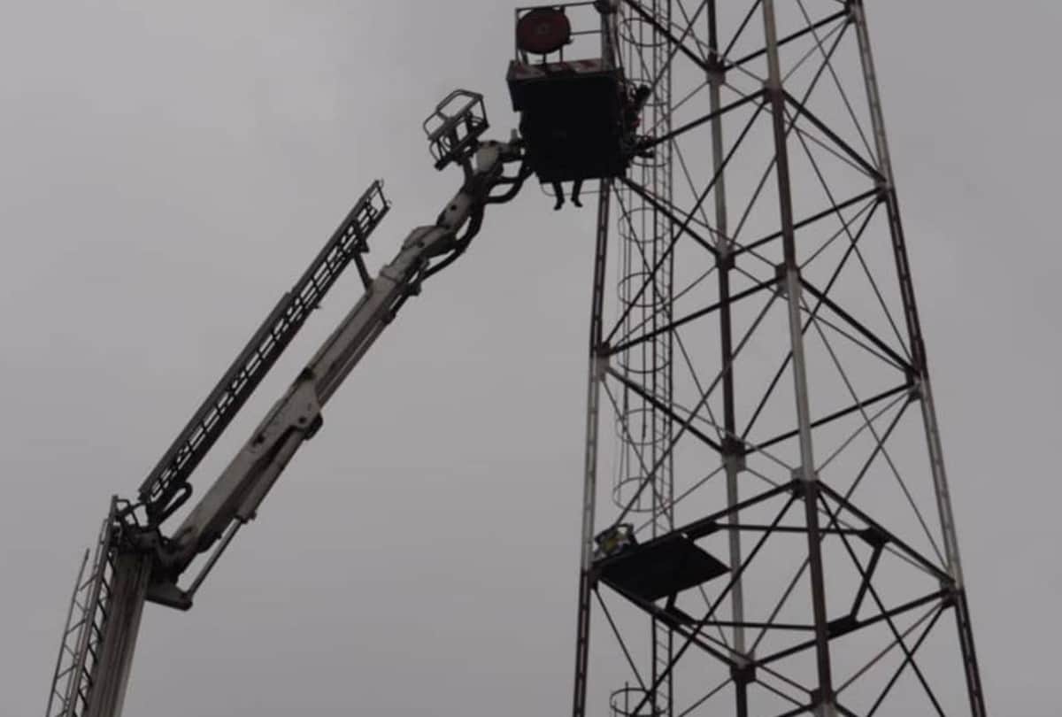 man climbs on tower near Metro Bhawan in Delhi holding a banner Andhra Pradesh needs special status