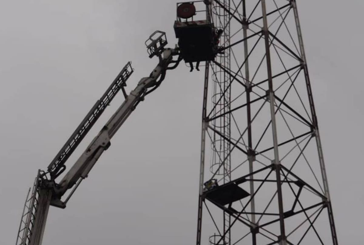 man climbs on tower near Metro Bhawan in Delhi holding a banner Andhra Pradesh needs special status
