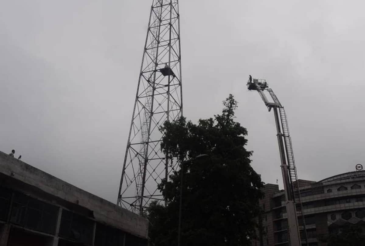 man climbs on tower near Metro Bhawan in Delhi holding a banner Andhra Pradesh needs special status