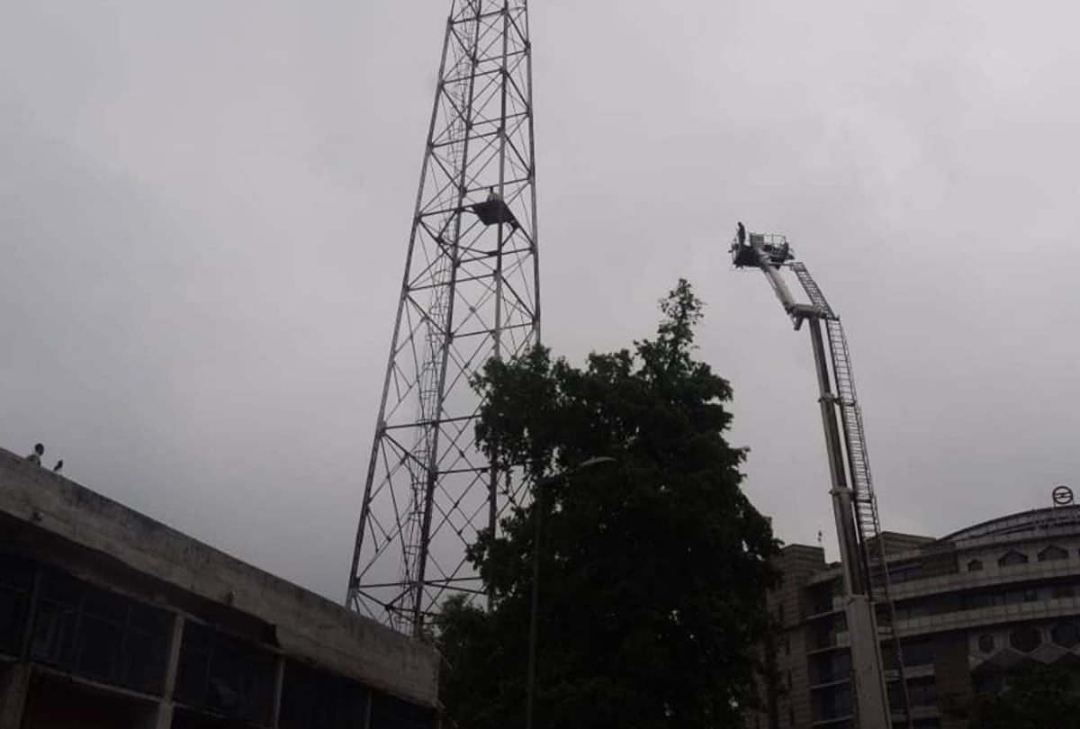 man climbs on tower near Metro Bhawan in Delhi holding a banner Andhra Pradesh needs special status