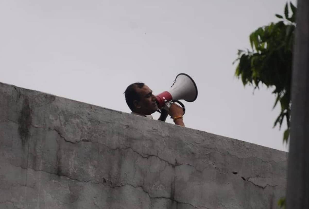 man climbs on tower near Metro Bhawan in Delhi holding a banner Andhra Pradesh needs special status
