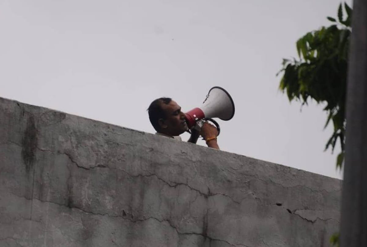 man climbs on tower near Metro Bhawan in Delhi holding a banner Andhra Pradesh needs special status