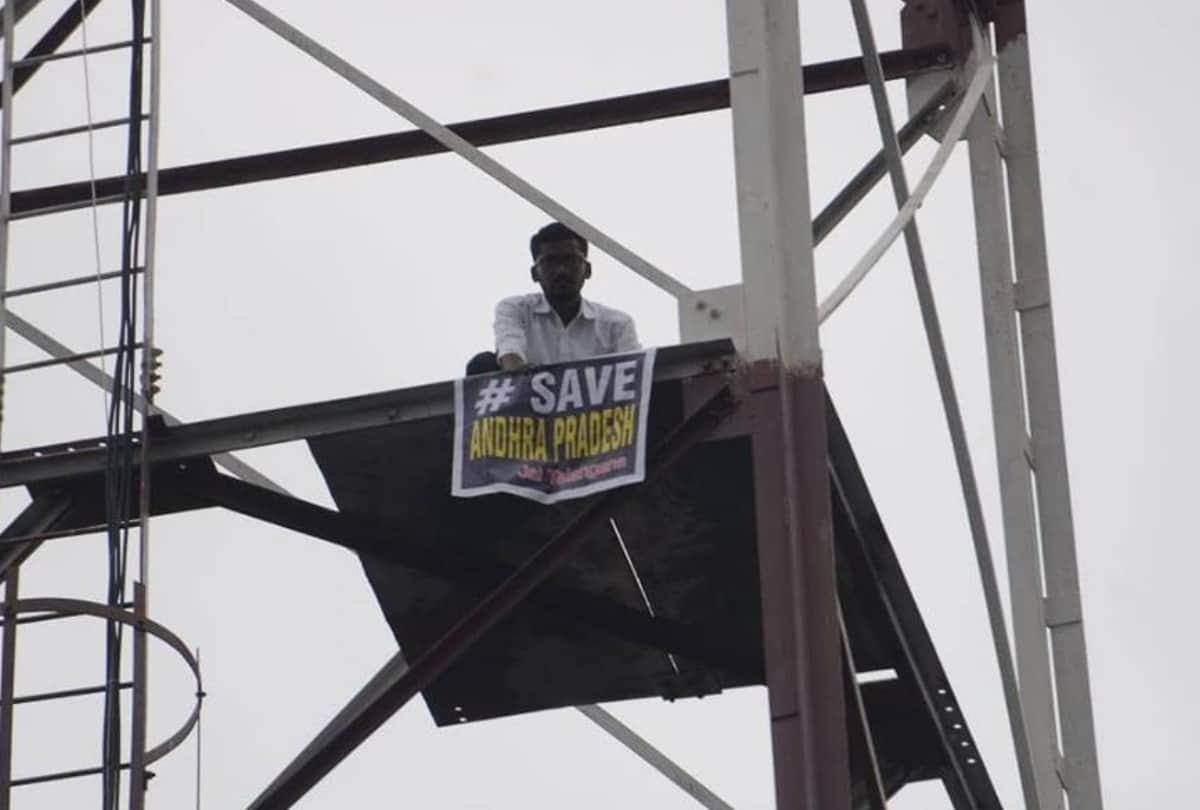 man climbs on tower near Metro Bhawan in Delhi holding a banner Andhra Pradesh needs special status