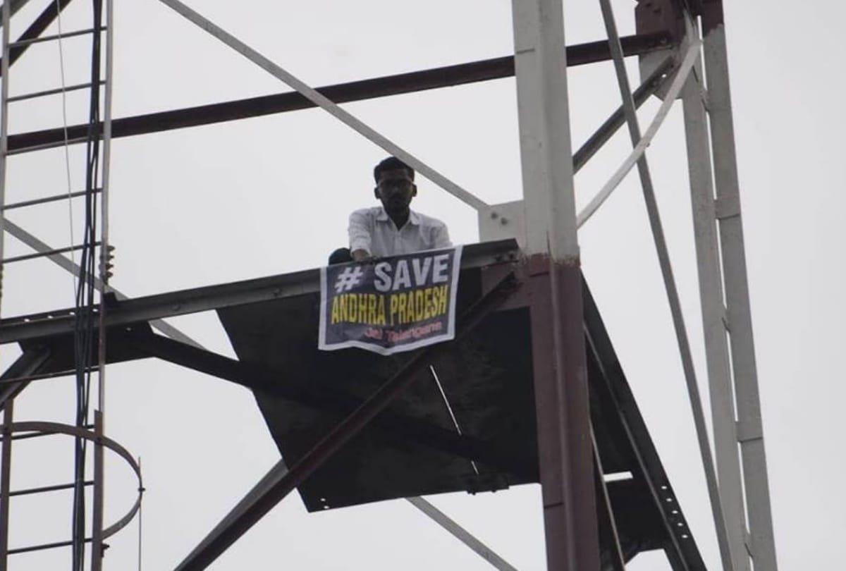 man climbs on tower near Metro Bhawan in Delhi holding a banner Andhra Pradesh needs special status