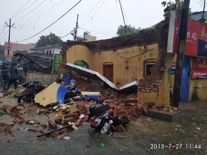 Up Police checkpost collapse in meerut due to rain several constable injured