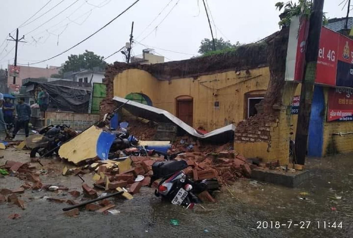 Up police officers shows courage in the heavy rain 5 special pics