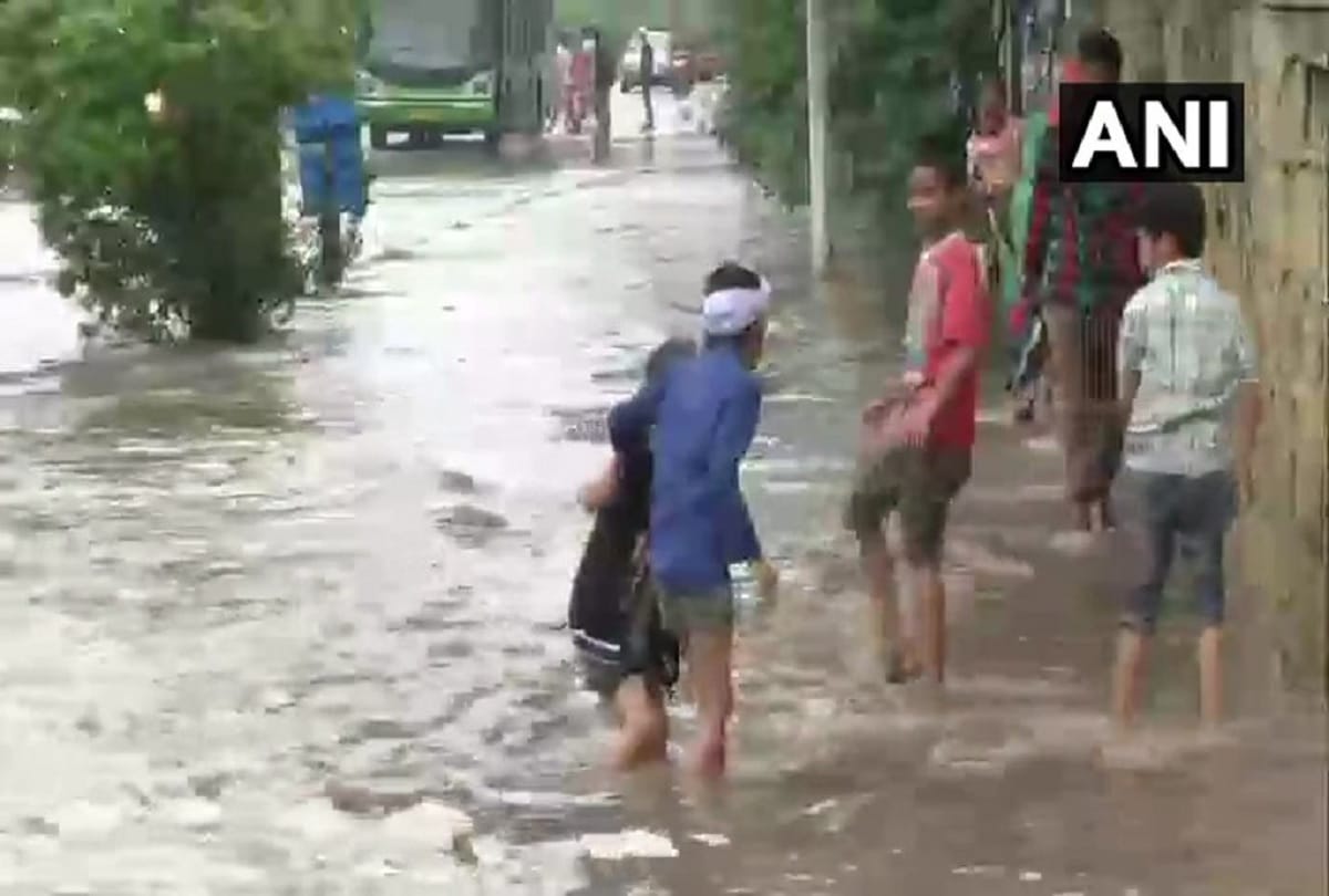 rain lashes in parts of delhi ncr yamuna river is flowing 17 centimeter below danger level