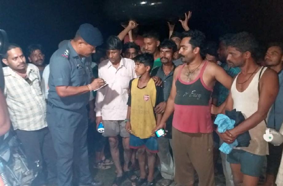 गिरी में फंसे लोगों को निकालने के लिए रातभर चला रेस्कयू ऑपरेशन