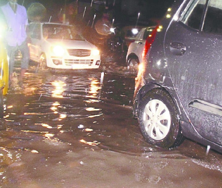 baarish me bahe nigam ke daave