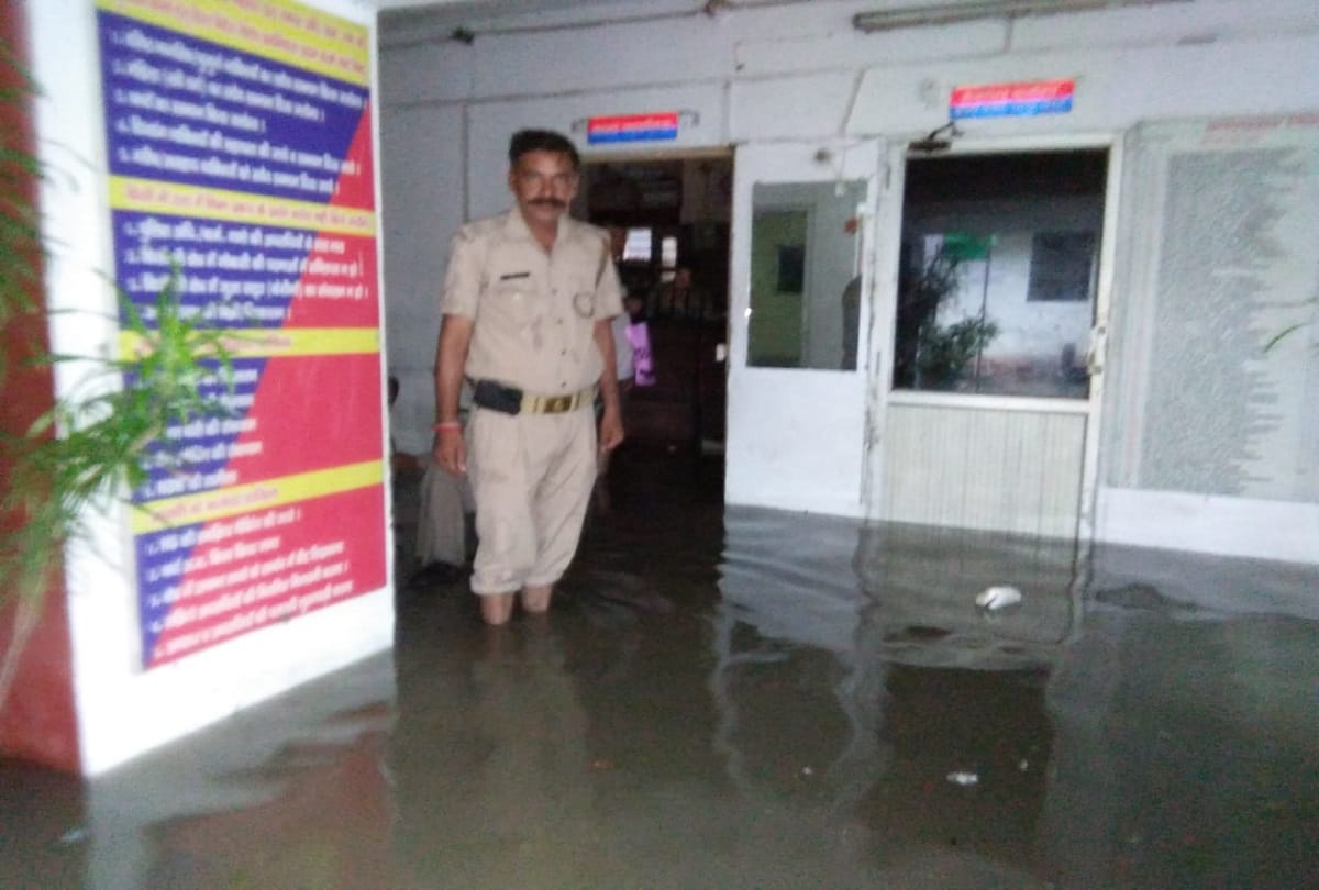 UP: police station cealing was leaking even policeman could not work