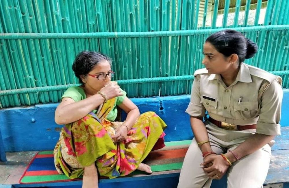 lady constable helped the old woman photo goes viral