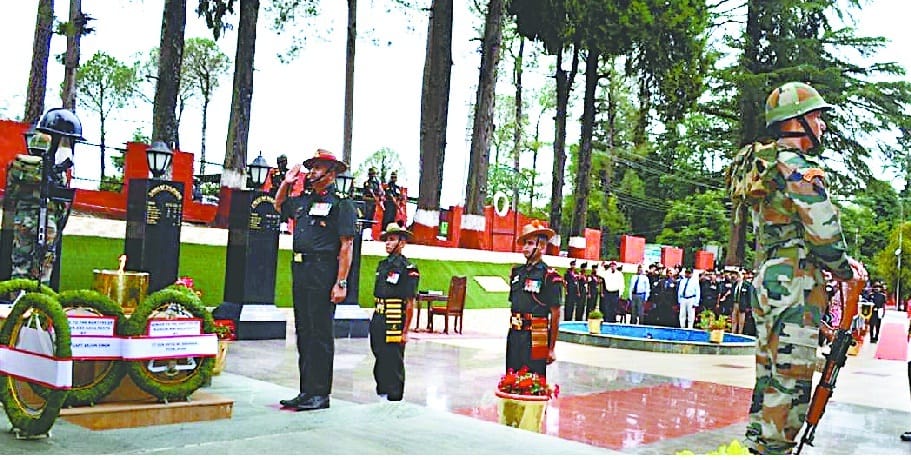 krc commander payed tribute to the kargil martyrs