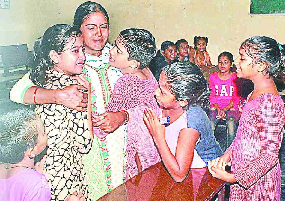 Four personnel, including school warden, fall down