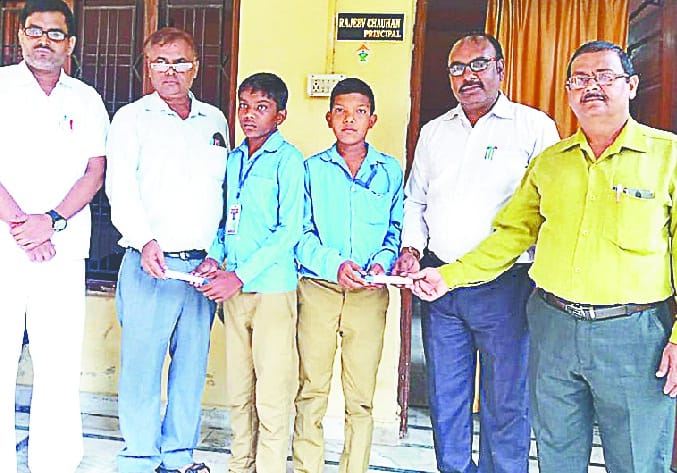 Students return bags of 2.30 lakhs