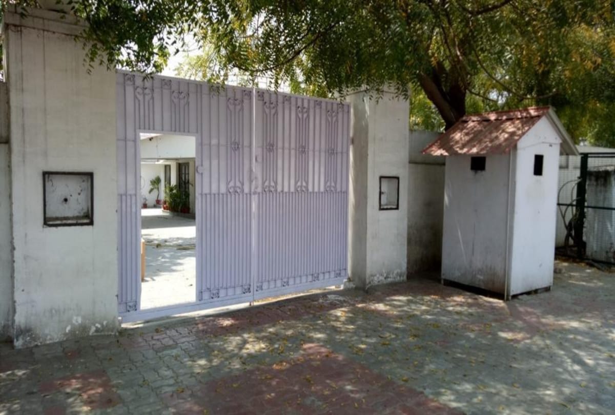 government house : 3 former chief ministers rescued the bungalow, Digvijay did not give any reply