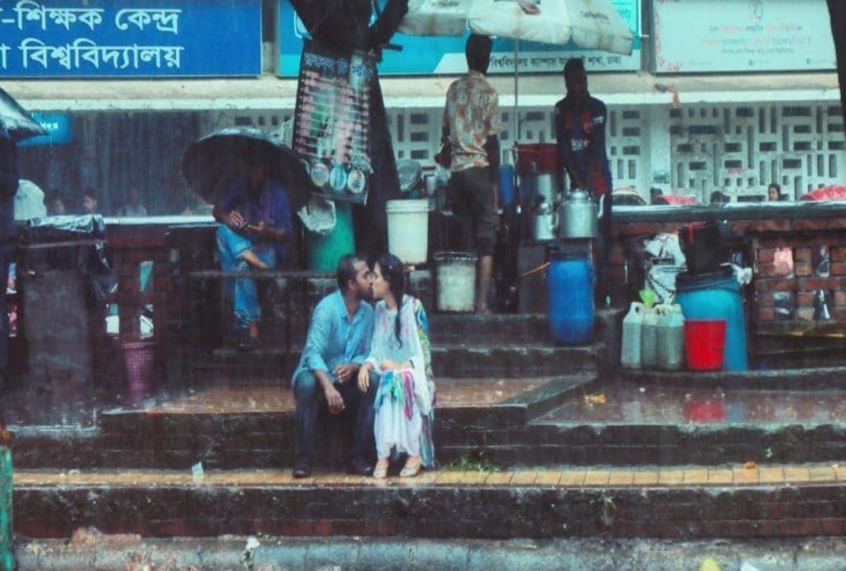 A photographer took a photo of couple kissing in rain, photographer Get off the job