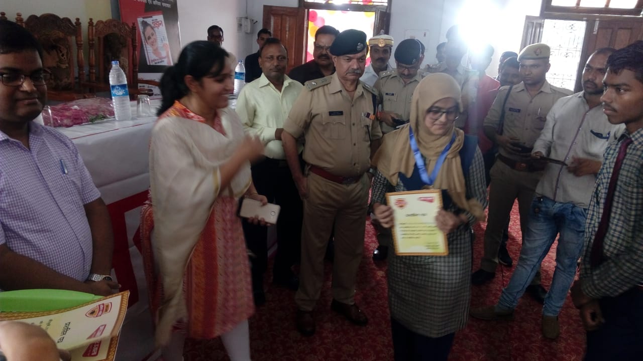 up board topper honored by amar ujala in balrampur and amethi