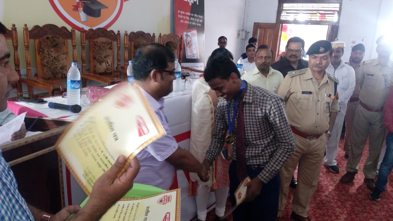 up board topper honored by amar ujala in balrampur and amethi