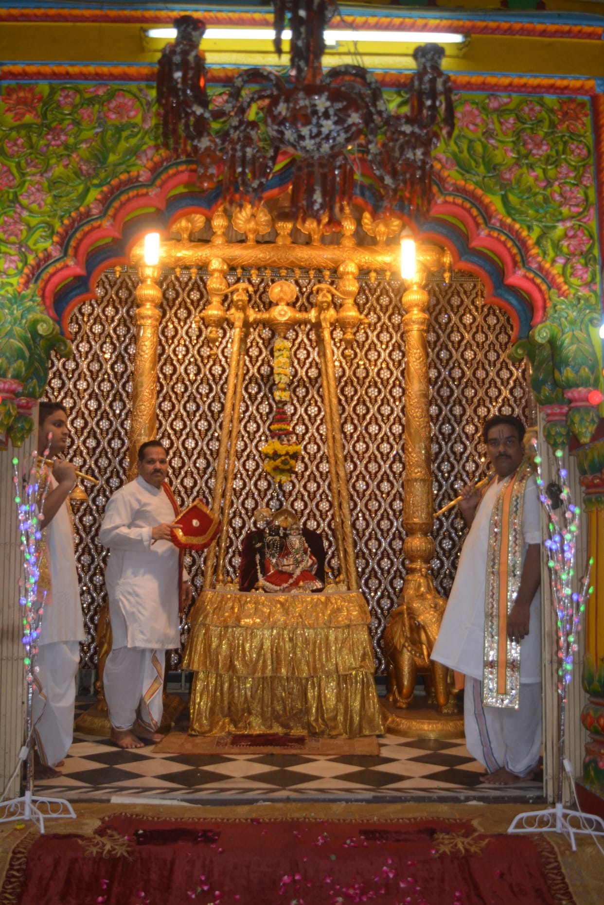 सावन की शुरूआत, स्वर्ण-रजत हिंडोले में झूले  राजाधिराज