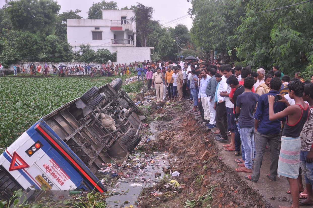 सड़क दरकने से पोखरे में पलटी निजी बस