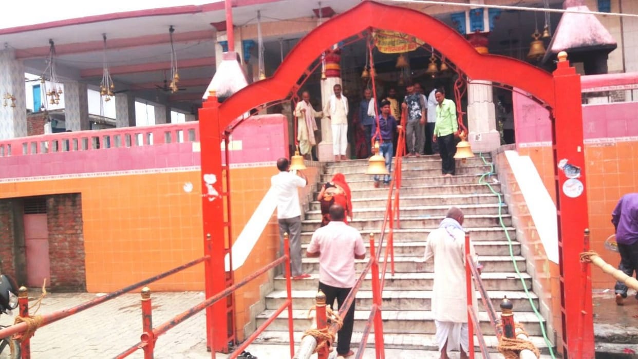 जलाभिषेक को उमड़े लोग