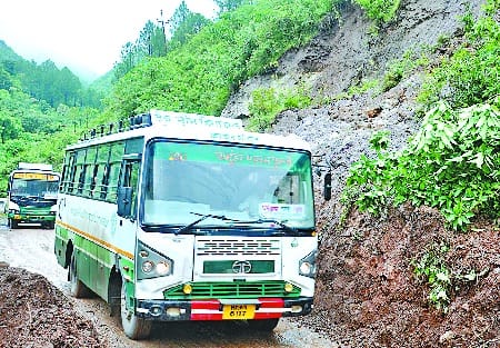 यात्रियों ने वाहनों में गुजारी रात दूसरे दिन शाम को फिर आफत