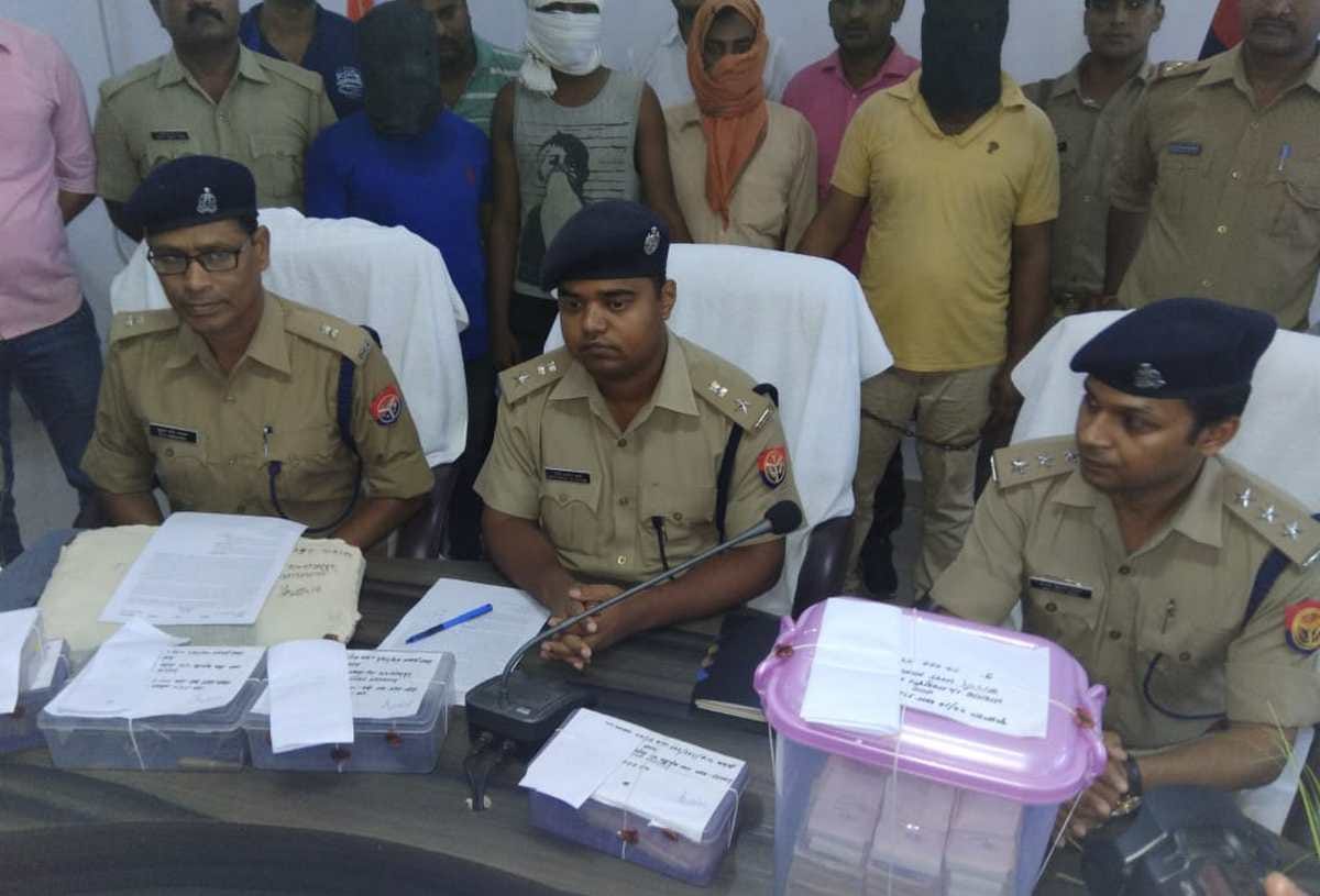 Azamgarh police busted the case of robbery with wine businessman