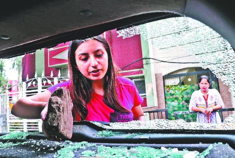 Break the glass of two dozen cars in Chandigarh by thief
