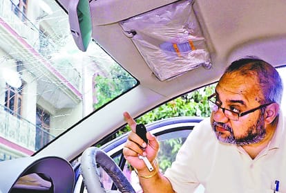 Break the glass of two dozen cars in Chandigarh by thief