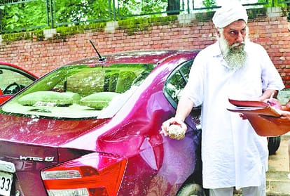 Break the glass of two dozen cars in Chandigarh by thief