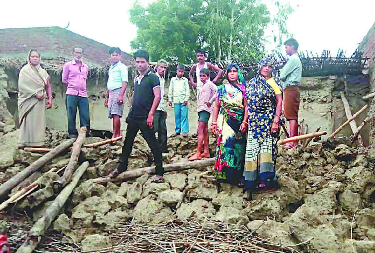 six deaths due to falling house in rain