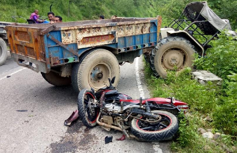 बाइक-ट्रैक्टर की टक्कर में जवान समेत दो घायल